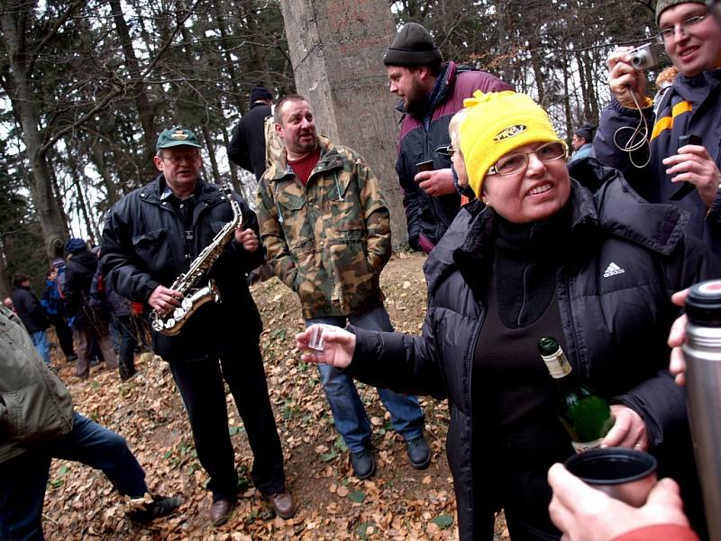 Tradičního předsilvestrovského výšlapu na nejvyšší kopec Třebíčska, na Horu Mařenku, se zúčastnili lidé v hojném počtu. 