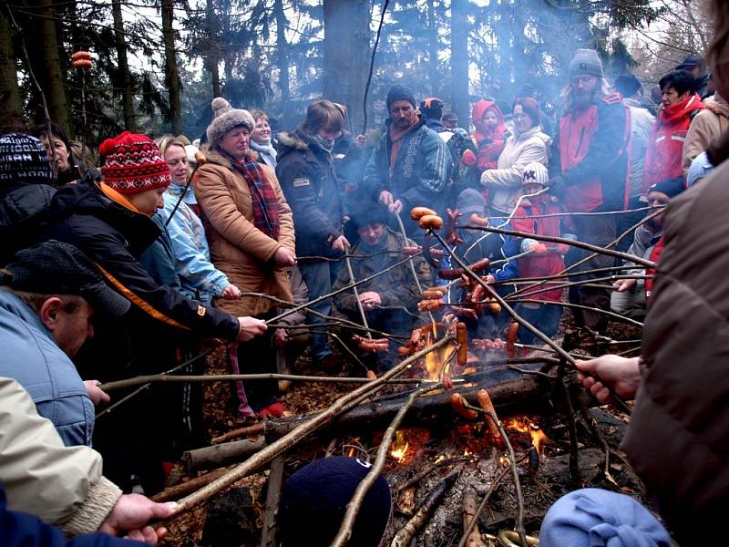 Tradičního předsilvestrovského výšlapu na nejvyšší kopec Třebíčska, na Horu Mařenku, se zúčastnili lidé v hojném počtu. 