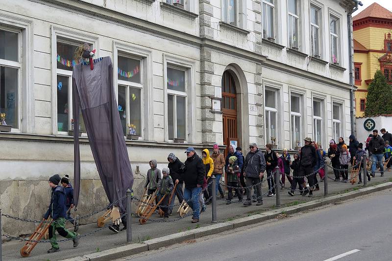 Průvod míří od zámku k židovské čtvrti.