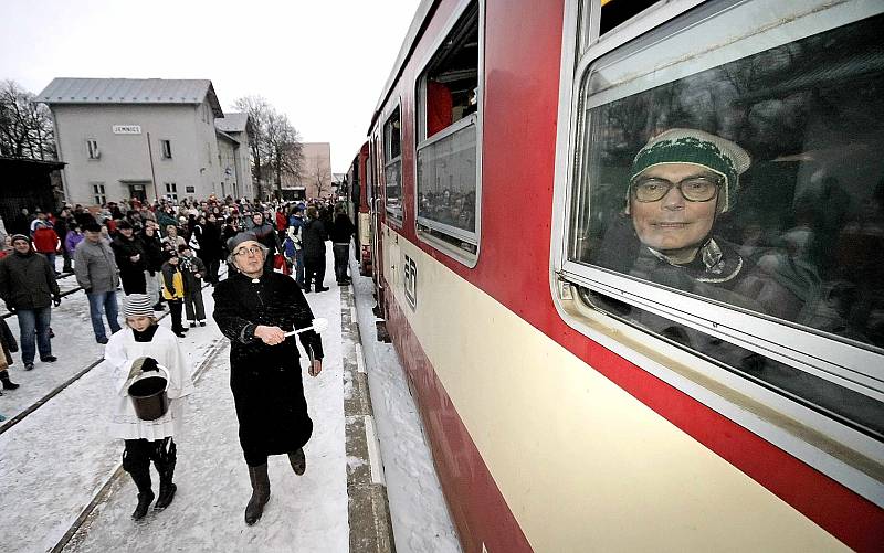 Takto se jemničtí loučili 31. prosince 2010 s posledním vlakem pravidelné osobní přepravy objednané Krajem Vysočina.