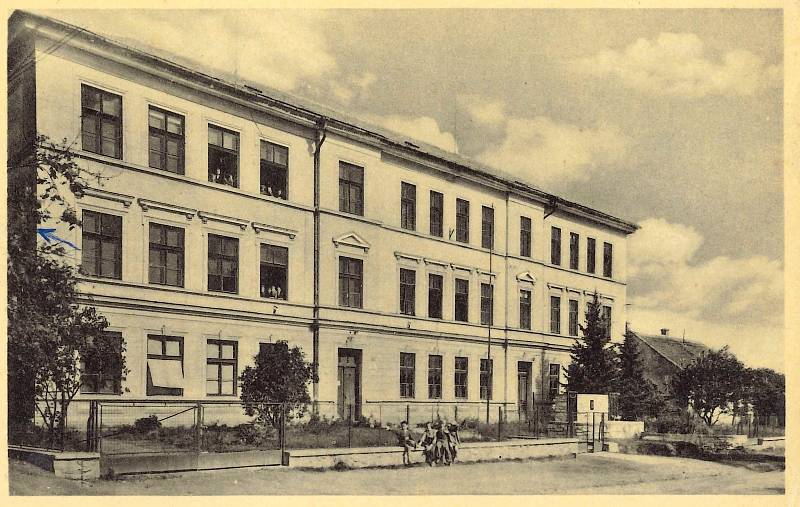 Škola v Okříškách.