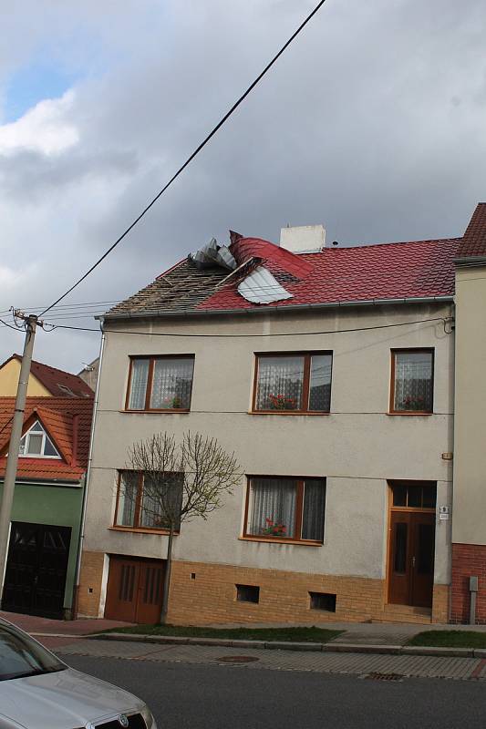 Vichřice v neděli poškodila dům v třebíčské ulici Sv. Čecha.