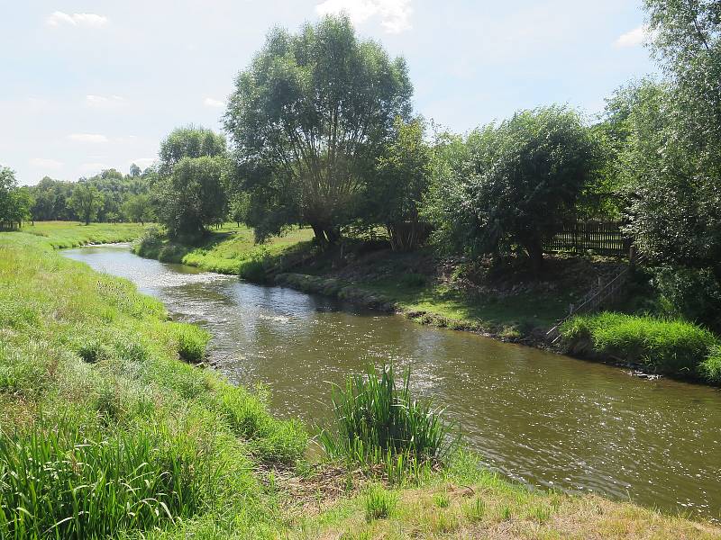 Někdejší ústí Leštinského potoka, který se do řeky Jihlavy vléval do protiproudu, což komplikovalo průtok řeky. Nyní teče potok jinudy.