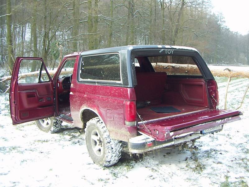 Ford Bronco 1988. Jízda s ním je zážitek, ostatně jako každá jízda s americkým autem této velikosti.