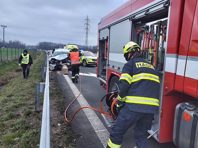 Hromadná nehoda u Třebíče: kamion srazil tři osobní auta, zranilo se i dítě