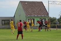V úvodním kole B skupiny 1. A třídy zvítězili fotbalisté Bedřichova (ve žlutém) v Koutech 1:0.