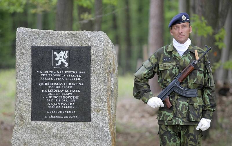 Vojáci z Náměště nad Oslavou uctili u Kramolína na Třebíčsku památku válečného seskoku československých parašutistů ze skupiny Spelter.