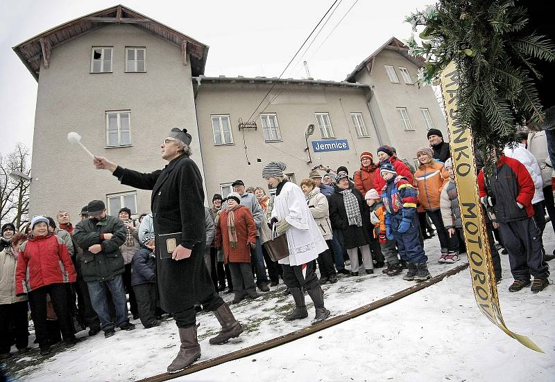 Takto se jemničtí loučili 31. prosince 2010 s posledním vlakem pravidelné osobní přepravy objednané Krajem Vysočina.