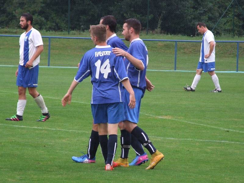 Fotbalisté Náměště-Vícenic (v modrém) do přestávky zahazovali šance a proti Novým Syrovicím se začali prosazovat až po změně stran.