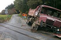 Ke srážce osobního vlaku s nákladním automobilem došlo v pátek krátce po jedné hodině odpoledne na železničním přejezdu mezi Studencem a Pozďatínem.