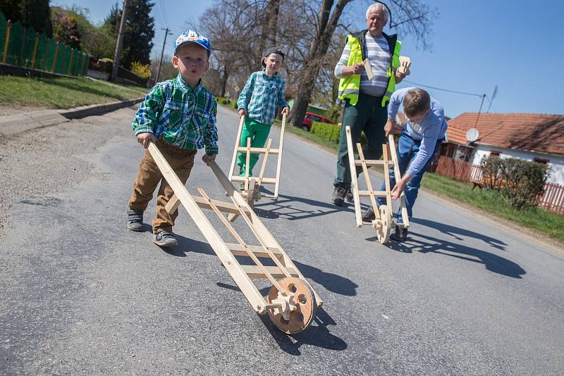 Velikonoční hrkání v Březníku na Třebíčsku.