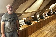 Eduard Hošek z Třebíče si nástupem do důchodu splnil sen. Otevírá muzeum psacích strojů.