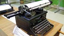 Psací stroj německé značky Urania s velmi širokým válcem pro psaní na velké formáty.