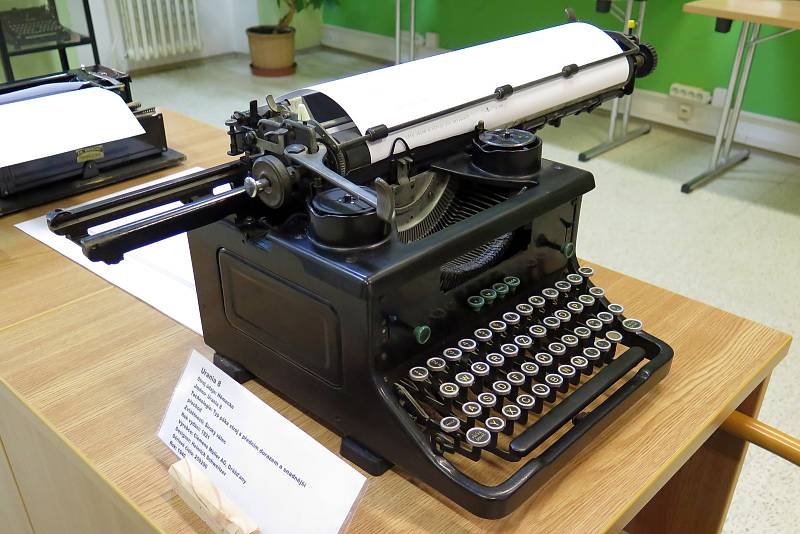 Psací stroj německé značky Urania s velmi širokým válcem pro psaní na velké formáty.
