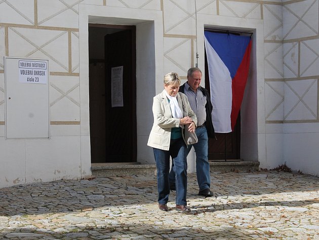 Mezi prvními voliči na zámku v Třebíči byl kastelán