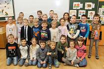 Na fotografii jsou prvňáčci ze Základní školy Bartuškova v Třebíči, třída 1. A.