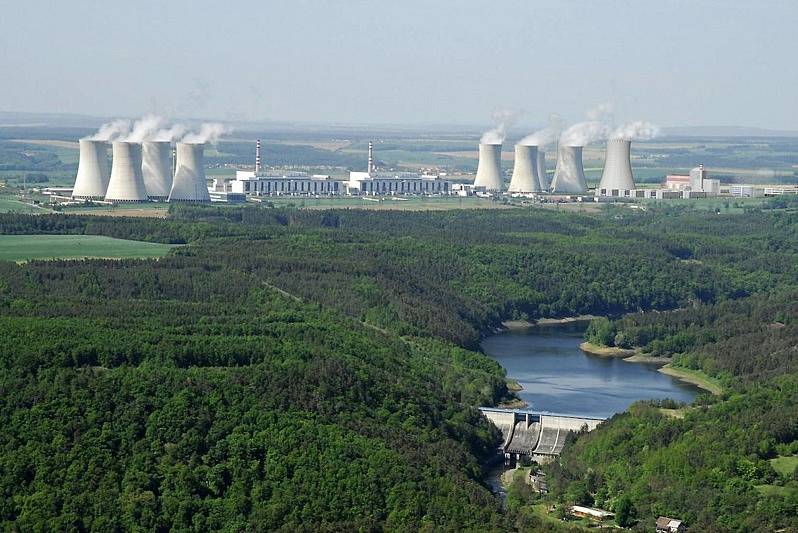 Tak by vypadala dukovanská jaderná elektrárna s novým pátým blokem. Na fotomontáži je vpravo, včetně chladicí věže. 