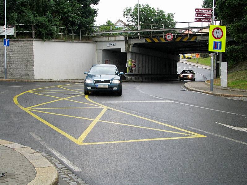 POLIB, PARKUJ A JEĎ. Značka P+R, označuje místa pro řidiče, kteří přestupují na hromadnou dopravu. K+R je pro ty, již vezou někoho na vlak či autobus.