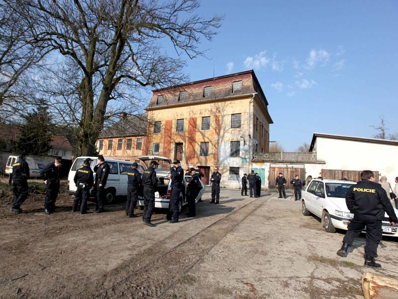Policisté pročesávají členitý a nepřehledný terén v okolí Vladislavi, v místech, kde končí poslední stopa po pohřešovaném řediteli třebíčské školy.