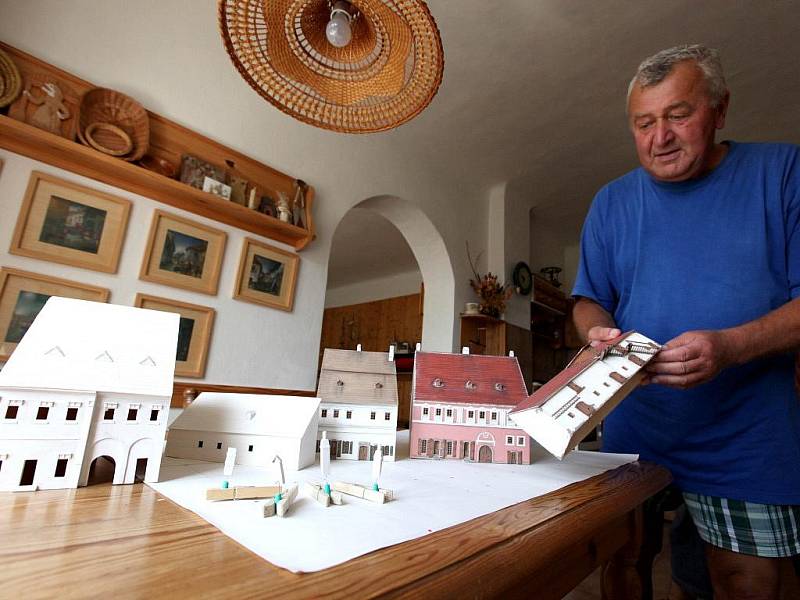 Hotel Habsburk - Historická budova na Karlově náměstí v Třebíči je další, se kterou pokračuje Stanislav Vrška ve stavbě modelu centra města.