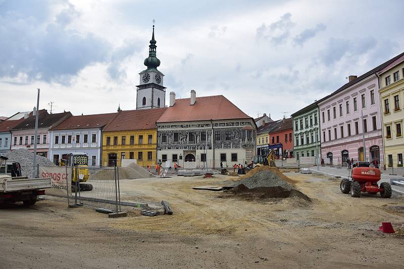 Revitalizace Karlova náměstí v Třebíči se přesunula na spodní stranu, na horní straně mezitím dláždí chodníky a cesty