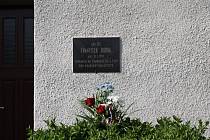 Pamětní desky na jednom z domů v Boňově připomíná památku Františka Durdy, popraveného fašisty za pomoc parašutistům.
