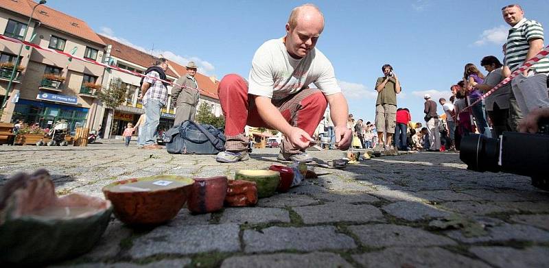 Lidé s mentálním postižením vytvořili rekord. Do České knihy rekordů se zapsali poté, co v pátek postavili na Karlově náměstí v Třebíči šňůru ze svícnů několika druhů.