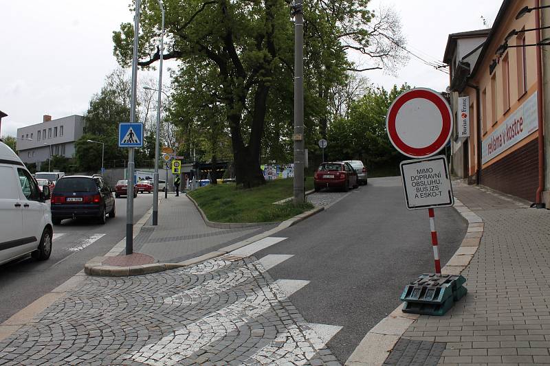 Uzavírka v Třebíči a její dopady. U viaduktu poblíž vlakového nádraží.