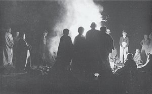 Táborový oheň ve skautské osadě Vlkanov na Jihlavce, 1932.