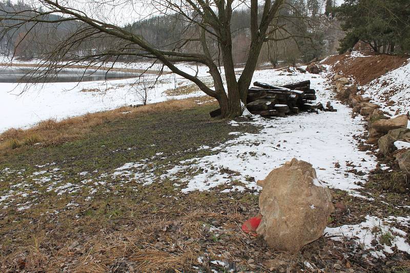 Na Lavičkách na Dalešické přehradě se uskutečnily velké terénní úpravy na černo, které nyní přikryl sníh. Úřady zakázaly další bagrování,  bagry proto v lokalitě nejsou.