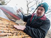 Jaroslav Sedlák z Havlíčkovy Borové se stará o tři desítky včelstev; fotograf jej zastihl při kontrole úlů, jejíž součástí je i zkoumání jejich teploty. Zimu přečkaly včely v solidní kondici a začaly vylétávat.