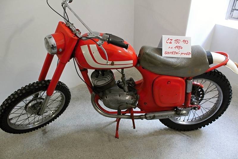 Muzeum československých letců v RAF a expozice starých motocyklů na zámku v Polici u Jemnice.