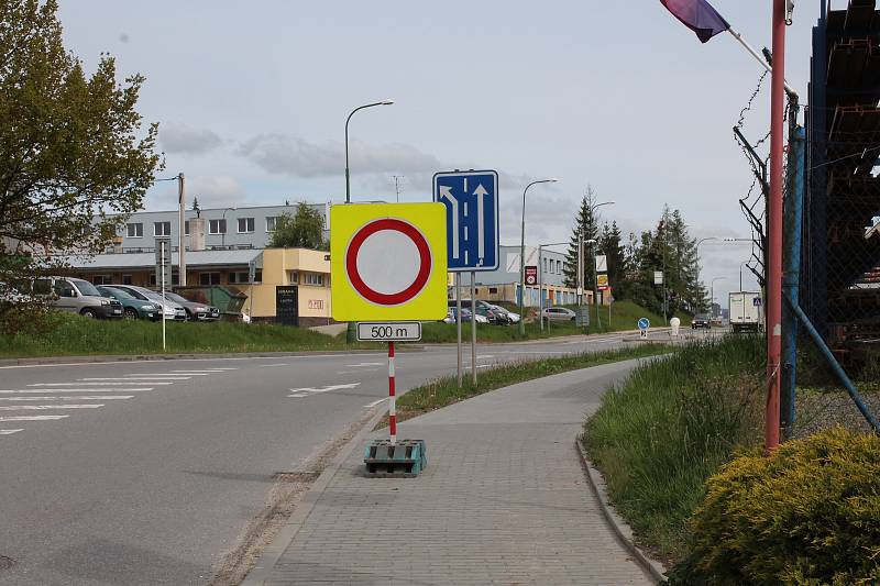 Uzavírka v Třebíči a její dopady. Hrotovická u autobazaru.