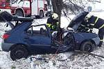 U Červené Hospody havarovala řidička s osobním autem, hasiči ji museli z vozu vyprostit za použití hydrauliky.