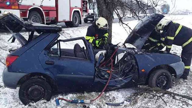 U Červené Hospody havarovala řidička s osobním autem, hasiči ji museli z vozu vyprostit za použití hydrauliky.