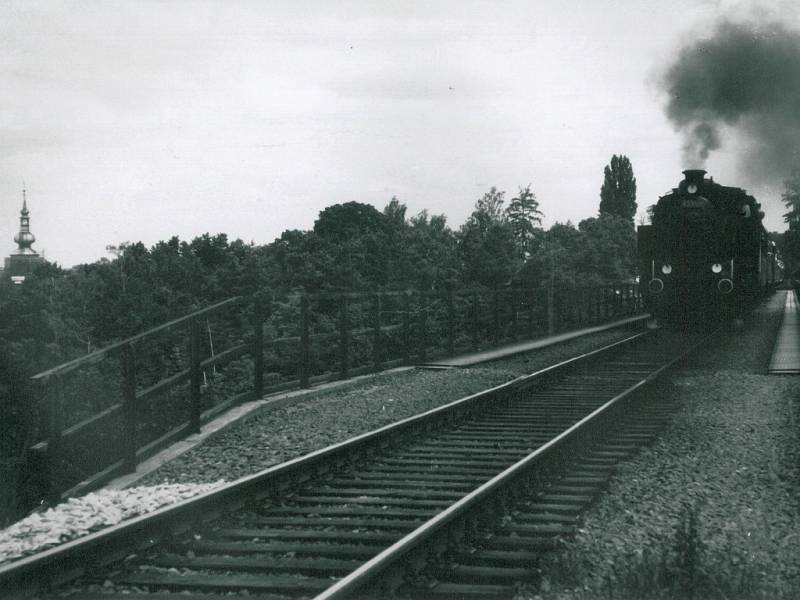 Na třebíčské nádraží přijel vlak tažený parní lokomotivou. Trať Zastávka u Brna - Třebíč - Okříšky slavila 125 let.