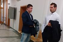 Daniel Zachara (vlevo) a Milan Musil u Okresního soudu v Třebíči