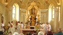 Kněžská mše svatá v kostele Panny Marie Karmelské v cíli cesty. Hlavním celebrantem byl pomocný biskup Pavel Konzbul.