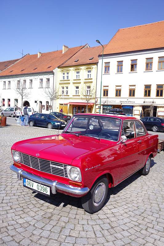 Sraz veteránů na Karlově náměstí v Třebíči.