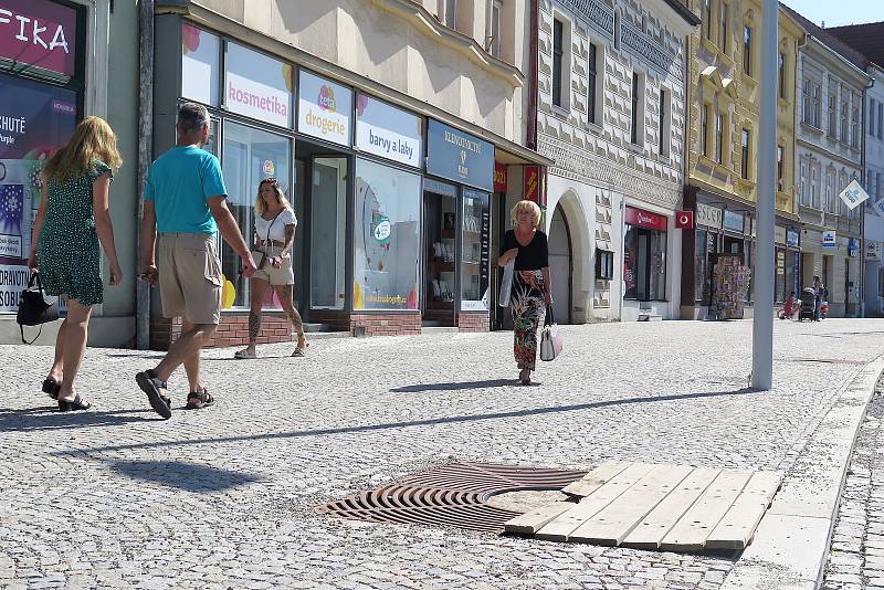 Jedna z mříží, kterou na Karlově náměstí v Třebíči poškodili nezodpovědní řidiči.