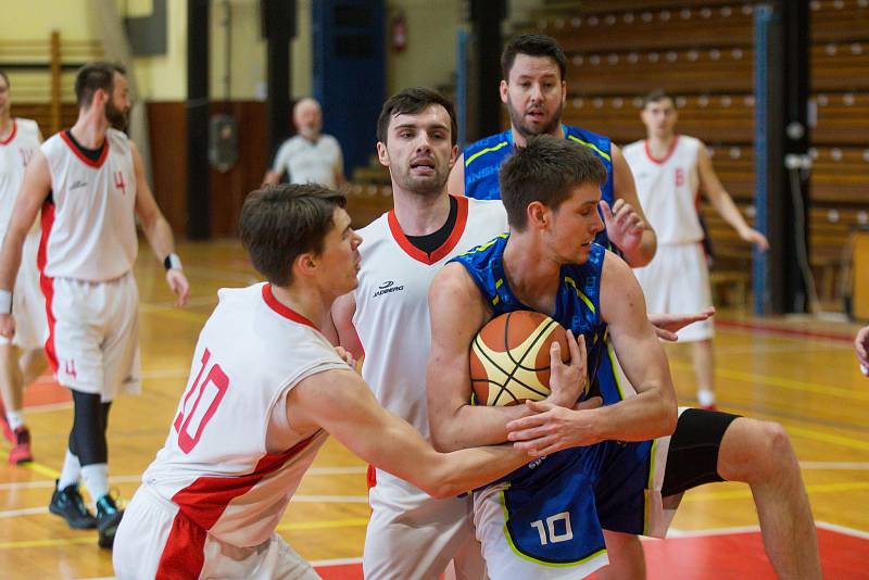 Basketbalové utkání mezi TJ Třebíč a BBK Blansko.