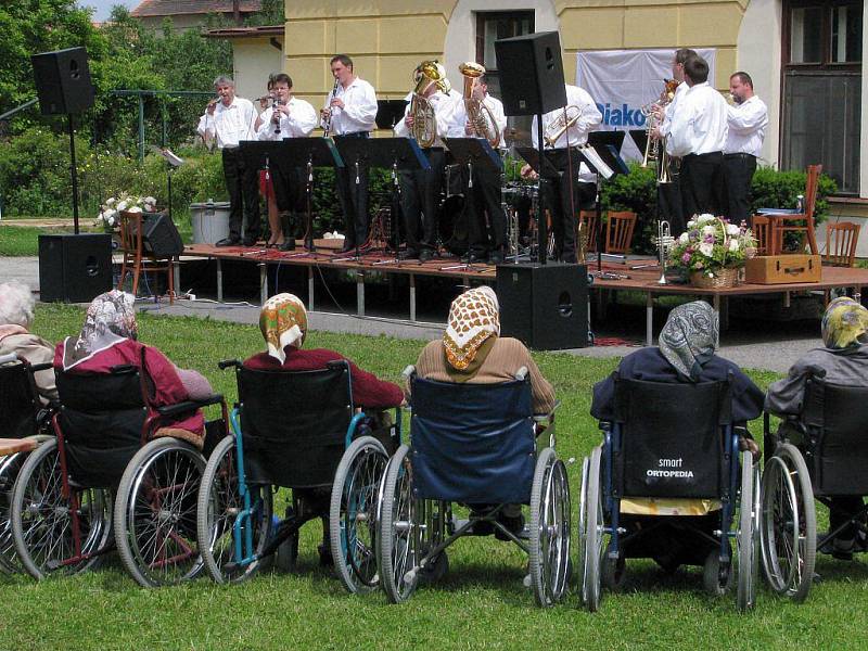 Že ani pokročilý věk není na překážku zpěvu a radosti z něj, dokázali seniorům z domova v Myslibořicích muzikanti ze dvou výjimečných hudebních uskupení.