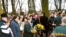 Prezident Václav Havel v doprovodu básníka Jiřího Kuběny pokládá kytici ke hrobu Otokara Březiny v Jaroměřicích nad Rokytnou.