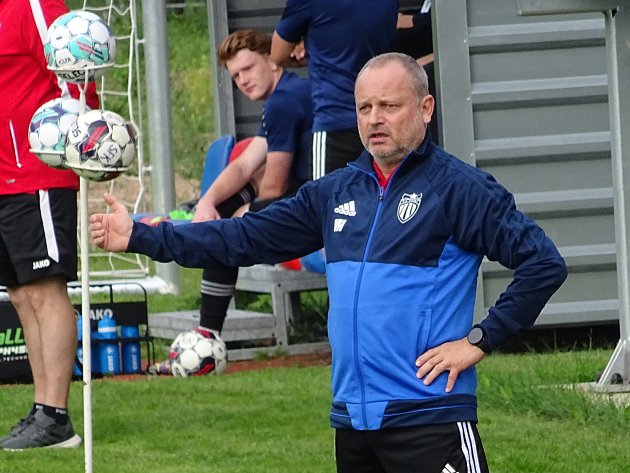 Fotbalisté Okříšek zkouší dva mladíčky. Trošku vázne kombinace, ví kouč Hekerle