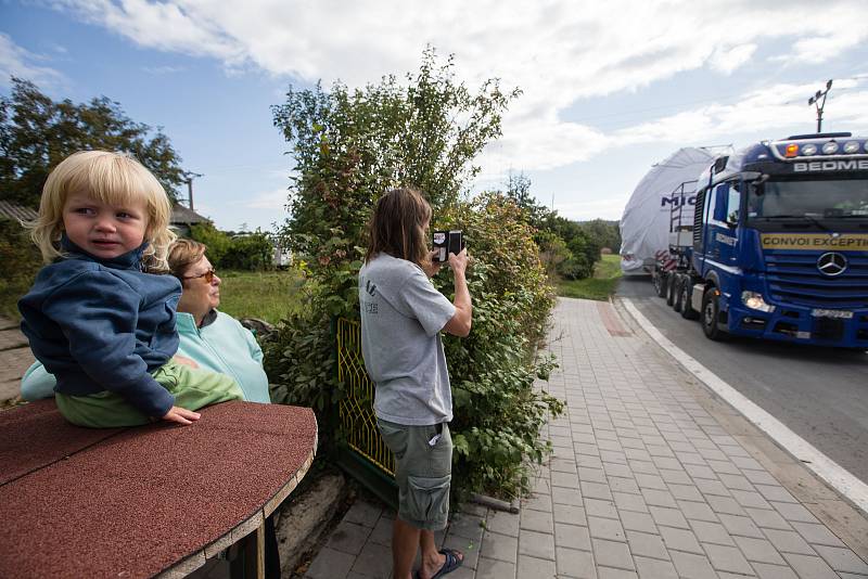 Transport prvních dvou velkých nádrží z Kramolína u Dukovan.