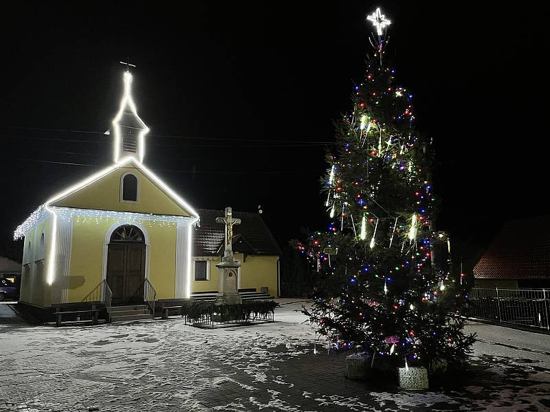 Vánoční výzdoba v obcích kolem Dukovan. Na snímku Slavětice