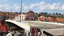 Práce na Podklášterském mostě přes řeku Jihlavu v Třebíči pokračují.