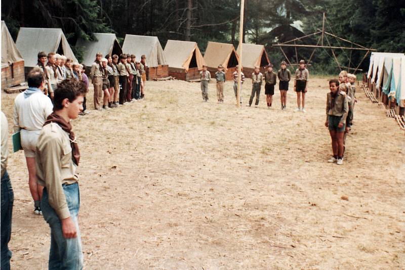 První tábor třebíčských skautů po sametové revoluci v Českém ráji. Opět ve skautských krojích. Foto: Z archivu Iva Krčmáře