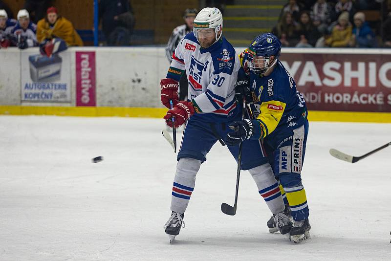 Hokejové utkání čtvrtfinále play-off Chance ligy mezi SK Horácká Slavia Třebíč (v bílých dresech) a HC Zubr Přerov.