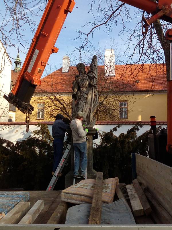 Demontáž sochy sv. Floriána, Třebíč Masarykovo náměstí 20. února 2019.